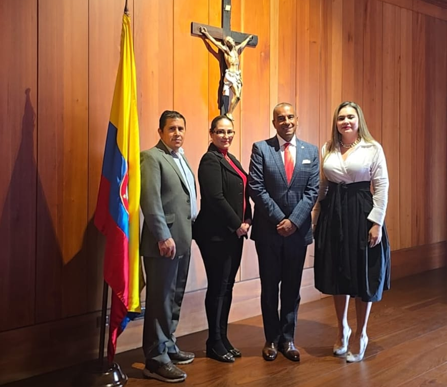 De derecha a izquierda: la Dra. Aura Ruth Vélez Velásquez, asociada de COLDESOCIAL; el presidente de la Sala de Casación Laboral, Mg. Dr. Víctor Usme Perea; la Dra. María Isabel Nier Hernández, asociada de COLDESOCIAL; y el Ing. Huberney Rojas Cruz, coordinador de Comunicaciones de COLDESOCIAL.